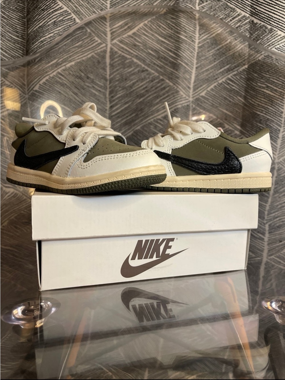 Nike Kids Low-Top Sneakers in Olive, White & Black
